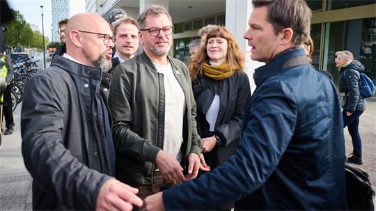 Vertreterinnen und Vertreter der Berliner Parteispitzen von Linken, Grünen und SPD haben sich erneut im Haus der Statistik in Berlin getroffen. 