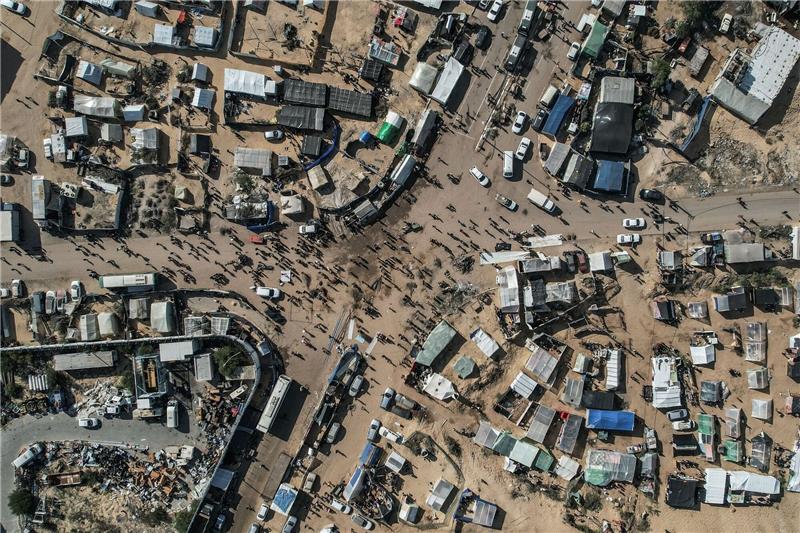 Humanitäre Lage in Gaza immer prekärer Vertriebene Palästinenser, die aufgrund der israelischen Luftangriffe aus Chan Junis geflohen sind und ihr Lager weiter südlich, nahe der Grenze zu Ägypten, aufschlagen.