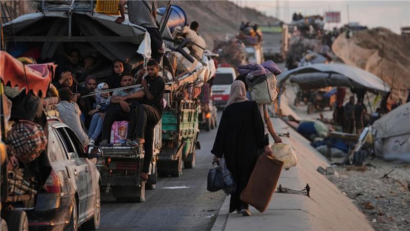 Bilder des Tages Vertriebene Palästinenser, die aus dem nördlichen Gazastreifen fliehen, tragen ihre Habseligkeiten entlang der Küstenstraße in Richtung des südlichen Gazastreifens.