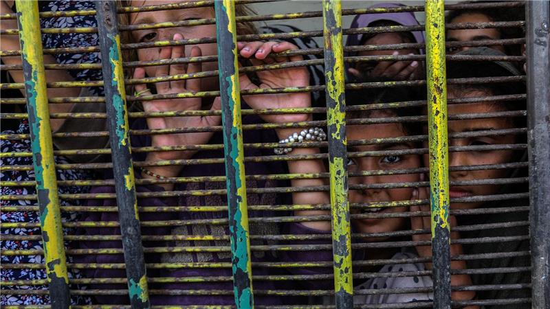 Vertriebene Palästinenser drängen sich in Gaza Stadt vor einer von Wohltätigkeitsorganisationen betriebenen Bäckerei, um Brotrationen zu erhalten. 