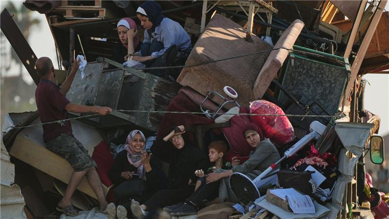 Vertriebene Palästinenser fliehen aus dem nördlichen Gazastreifen entlang der Küstenstraße in der Nähe des Wadi Gaza.