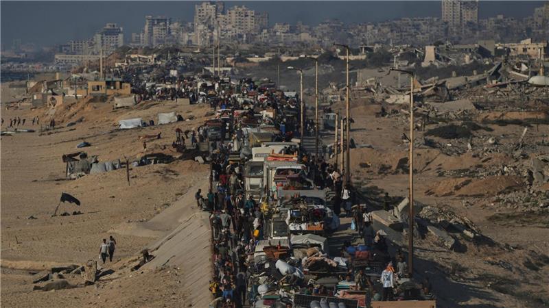 Vertriebene Palästinenser fliehen zu Fuß und in Fahrzeugen aus dem nördlichen Gazastreifen und tragen ihre Habseligkeiten entlang der Küstenstraße in Richtung des südlichen Gazastreifens.