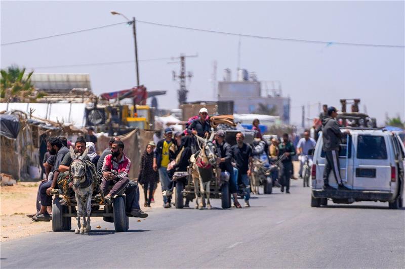 Hamas will Geiselgespräche „überdenken” Vertriebene Palästinenser kommen im Zentrum des Gazastreifens an, nachdem sie aus Rafah geflohen sind.