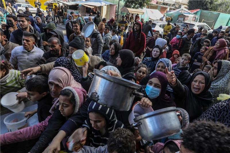 UN-Palästinenserhilfswerk massiv unter Druck Vertriebene Palästinenser warten in Rafah, im Süden des Gazastreifens, auf Lebensmittel, die von palästinensischen Freiwilligen verteilt werden.