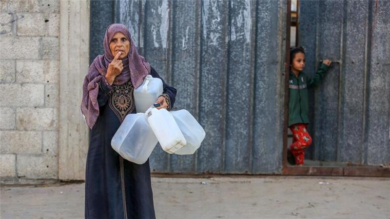 Vertriebene Palästinenserin auf Wasser-Suche