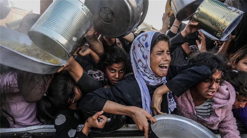 Eine beispiellose humanitäre Katastrophe Vertriebene palästinensische Kinder drängeln sich, um Mahlzeiten zu erhalten. Die UN und Hilfsorganisationen warnen schon seit einiger Zeit vor einer akuten Hungersnot in dem Kriegsgebiet.