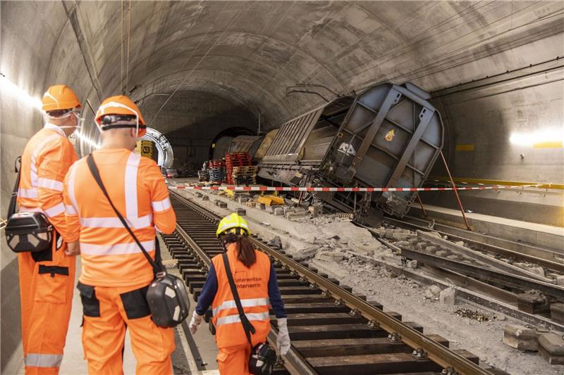 Erste Personenzüge können wieder durch den Gotthard-Tunnel Verunglückte Güterwagen stehen Anfang September am Unfallort im Gotthard-Basistunnel.