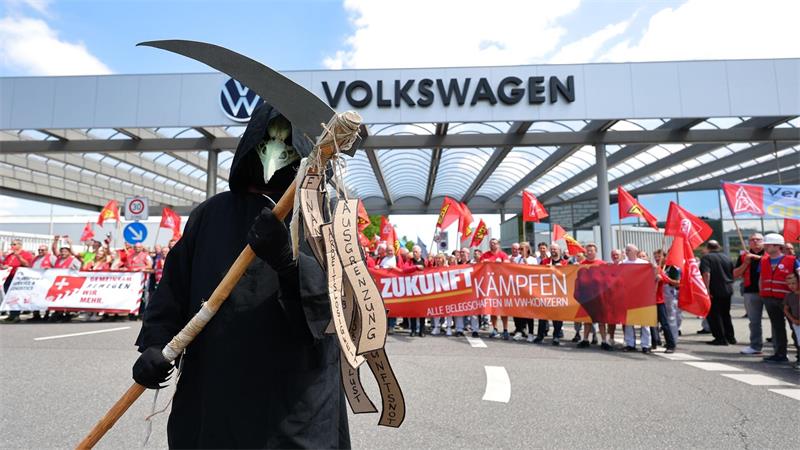 VW-Chef kommt nach Sachsen - Zwickau hofft auf China-Modelle Verunsicherte Beschäftigte: Welche Zukunft hat der Automobilbau in Zwickau? (Archivbild)