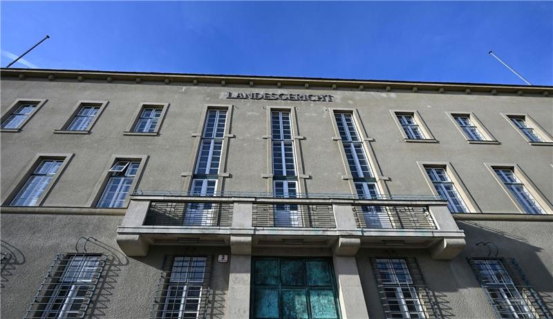 Hundebox-Prozess: 20 Jahre Haft für Mutter des Opfers Verurteilt wurde die Mutter wegen versuchten Mordes, Quälens oder Vernachlässigens unmündiger, jüngerer oder wehrloser Personen sowie wegen Freiheitsentziehung.