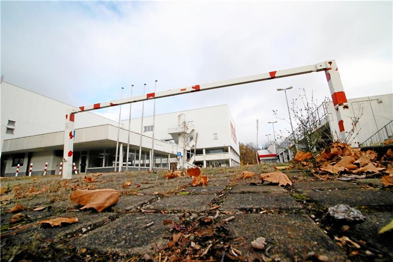 Verwaistes Nachbargrundstück: Auf dem Real-Gelände gleich neben der Waschanlage soll bis 2023 ein neuer Edeka-Markt entstehen.  Archivfoto: Epping