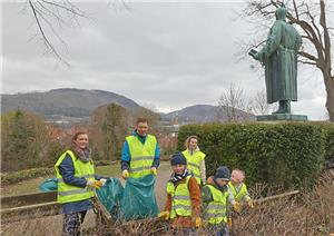 Verwaltung voran: Familie Busse sammelt vorbildlich Müll am Bismarck-Denkmal.