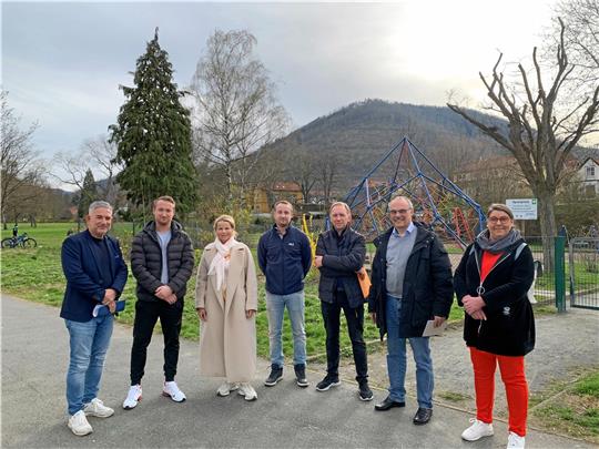 Verwaltungsvertreter, Politiker und mögliche neue Kiosk-Betreiber im Stadtpark Oker: Torsten Röpke, Robin Scheller, Urte Schwerdtner, Torben Scheller, Artur Dorn, Jens Kloppenburg, Anja Voges. Foto: Privat