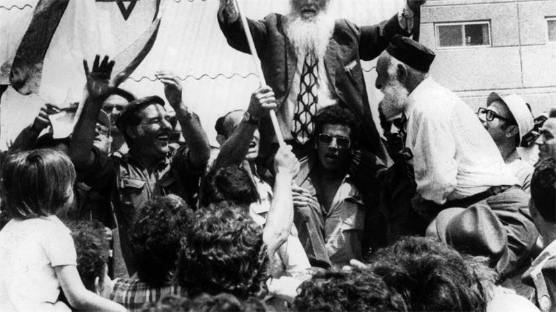 Verwandte und Freunde bejubeln im Juli 1976 auf dem Ben Gurion Flughafen in Tel Aviv die Rückkehr der Geiseln. (Archivbild)
