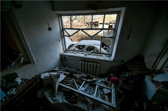Verwüstung in einem Haus, das bei einem russischen S-300-Raketenangriff  zerstört wurde.