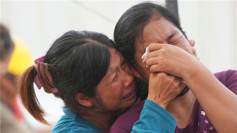 Verzweifelte Suche nach Lebenszeichen in Bangkok Verzweifelte Angehörige harren an der Unglücksstelle aus. Bei den meisten Bauarbeitern handelte es sich um Burmesen.
