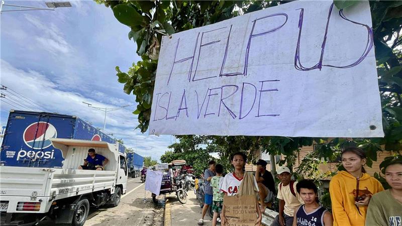 Verzweifelte Bürger hoffen nach den Überschwemmungen auf Hilfe.