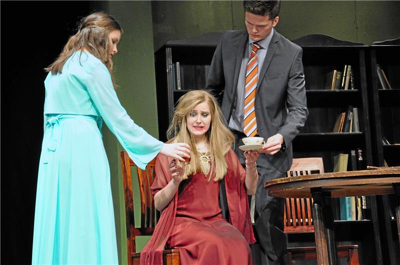 Veta Louise Simmons (Sonja Sikora, Mitte) wurde in der Nervenheilanstalt Opfer einer Verwechslung. Tochter Myrtle Mae (Helene Lünig) und Anwalt Omar Gaffney (Malte Leitner) reichen ihr zu Hause stärkende Getränke.  Fotos: Kempfer