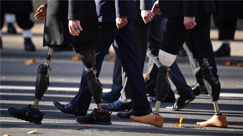 Veteranen marschieren am Cenotaph in London.