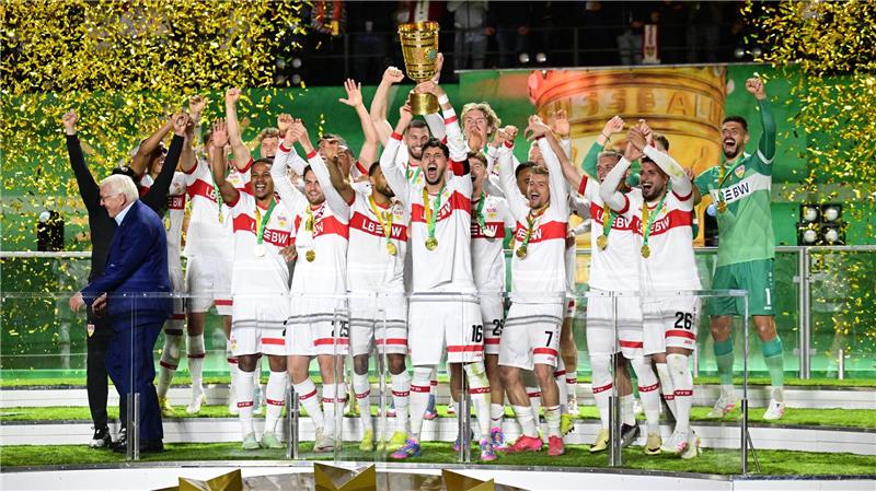 VfB-Kapitän Atakan Karazor streckte den Pokal als Erster in den Berliner Nachthimmel.