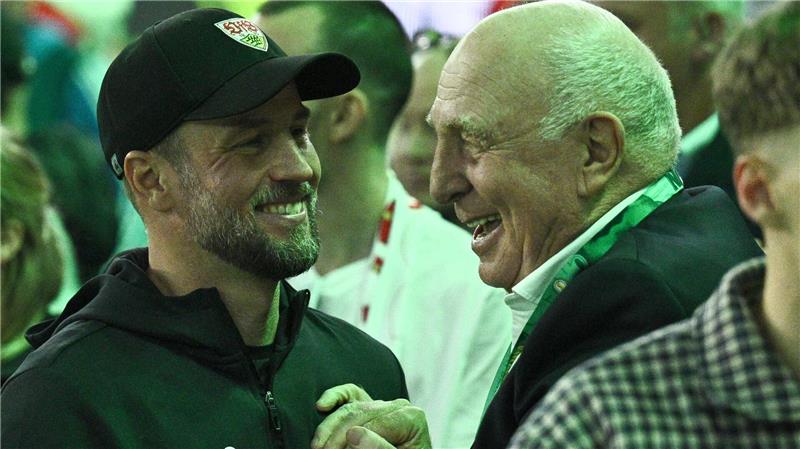VfB-Trainer Sebastian Hoeneß genoss den Erfolg auch mit seinem Vater Dieter Hoeneß.