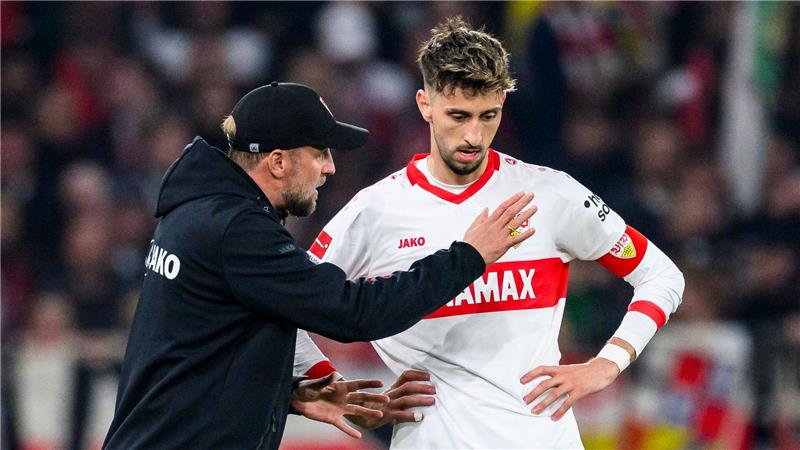 VfB kriselt weiter: Last-Minute-Tor bringt Heidenheim Sieg VfB-Trainer Sebastian Hoeneß suchte das Gespräch mit seinem Kapitän Atakan Karazor.