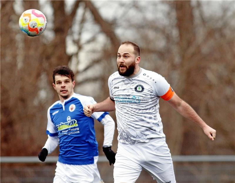 VfL Okers Kapitän Dominik Zellmer (re.) klärt im Rückspiel der vorigen Saison vor GSC-Offensivkraft Yannik Frank. Das Spiel am 5. März endete verdient mit 2:0 für den Goslarer SC 08. Foto: Epping
