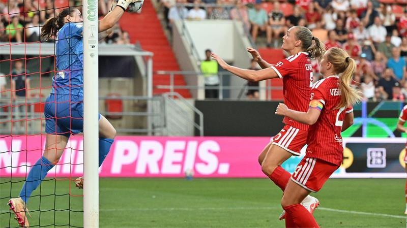 Torhüterin Johannes patzt doppelt: Supercup für FC Bayern VfL-Torhüterin Stina Johannes patzt zweimal im Supercup.