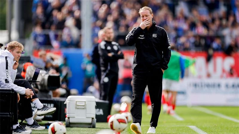 Eigentor und Platzverweis: Holstein Kiel weiter ohne Sieg VfL-Trainer Timo Schultz reagiert am Spielfeldrand.