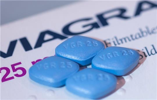 Viagra ohne Rezept in der Apotheke kaufen? Mit einem solchen Szenario beschäftigt sich die Arzneimittelbehörde BfArM in Bonn.