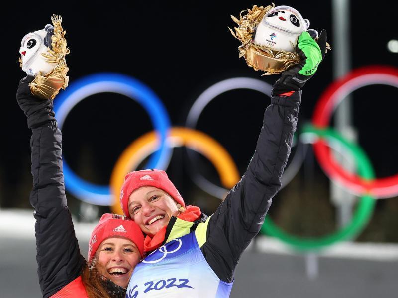 Victoria Carl (r) und Katharina Hennig aus Deutschland feiern auf dem Podium. Foto: Daniel Karmann/dpa