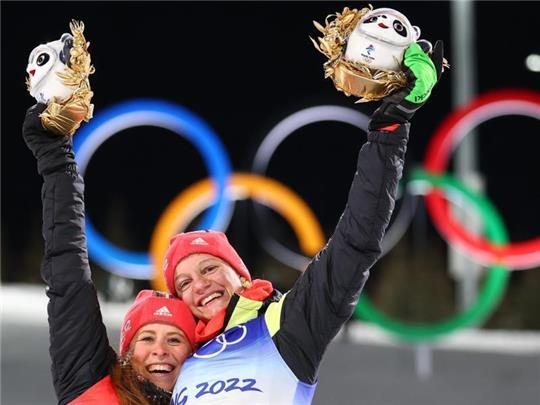 Victoria Carl (r) und Katharina Hennig aus Deutschland feiern auf dem Podium. Foto: Daniel Karmann/dpa