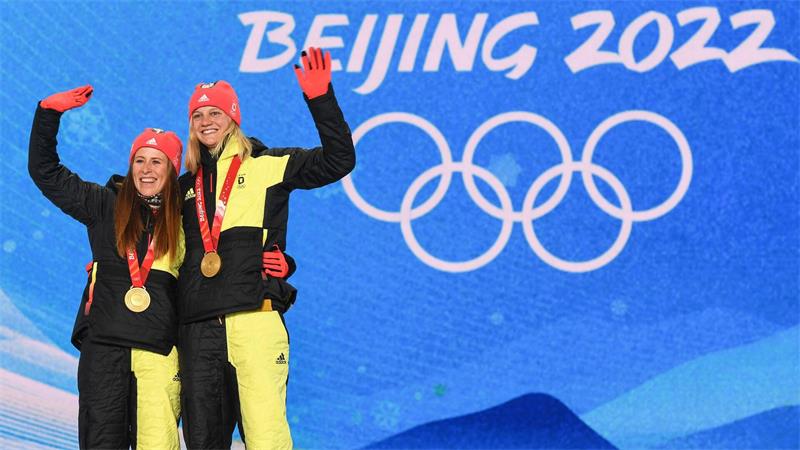 Olympiasiegerin mit Stempel? Carls Rückkehr nach Sperre Victoria Carls größter Moment: Olympia-Gold 2022 im Teamsprint mit Katharina Hennig (l). (Archivbild)