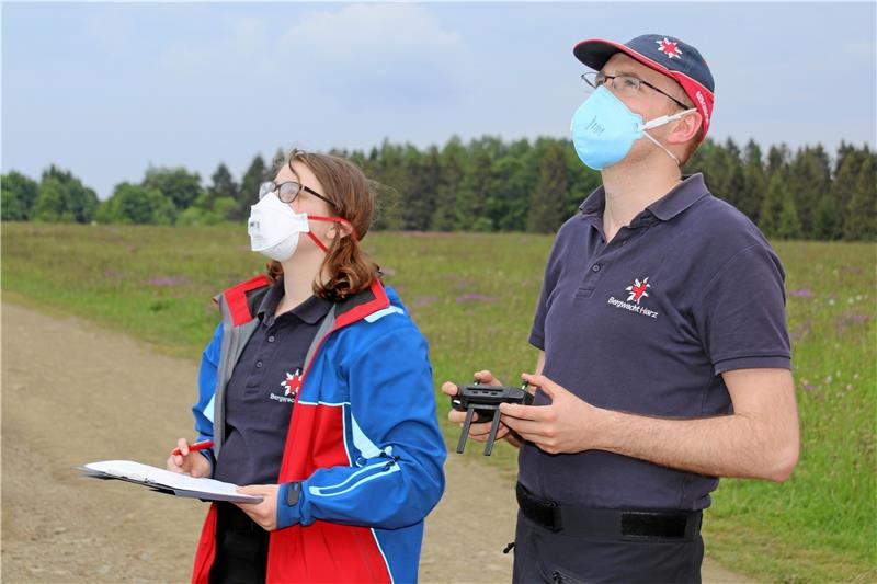Victoria Picker und Sven Peters sind zwei derjenigen, die im DRK-Ortsverein die Drohne steuern dürfen.  Fotos: GZ-Archiv/Knoke