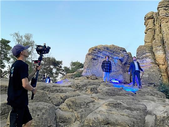 Vídeo-Dreh an den Klusfelsen mit Kameramann Leo Brecht und den beiden Hauptdarstellern Lukas Brennecke(hinten links) und Alexander Diosegi. Aufgenommen wird übrigens mit einer Blackmagic Pocket Cinema 6K-Kamera. Foto: Privat