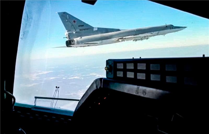 Russland verliert Überschallbomber Videostandbild eines Überschallbombers vom Typ Tupolew Tu-22M3 der russischen Luftwaffe (Archivbild). Nach Moskauer Angaben stürzte das Flugzeug im südrussischen Gebiet Stawropol bei der Rückkehr von einem Kampfeinsatz ab.