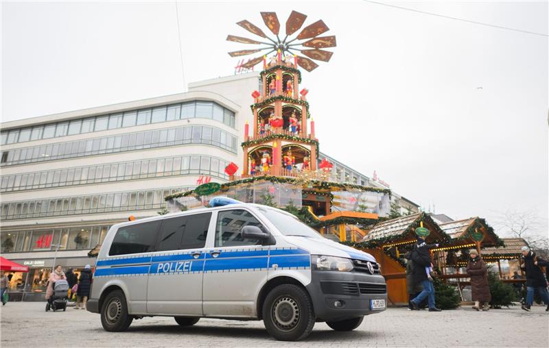 Polizeigewerkschaft: Videoüberwachung auf Weihnachtsmärkten «Videoüberwachung auf Weihnachtsmärkten ist ein hilfreiches Mittel, das intensiv unter dem Einsatz bester Technik genutzt werden sollte», sagt der GdP-Vorsitzende Jochen Kopelke.