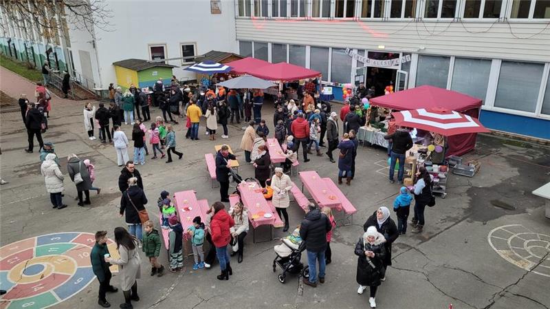 Lichter- und Lesefest an Bad Harzburger Gerhart-Hauptmann-Schule Viel Andrang herrscht auf dem Pausenhof der Gerhart-Hauptmann-Schule zum Lichter- und Lesefest.