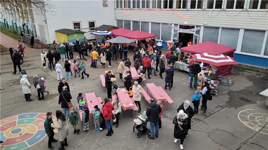 Viel Andrang herrscht auf dem Pausenhof der Gerhart-Hauptmann-Schule zum Lichter- und Lesefest.