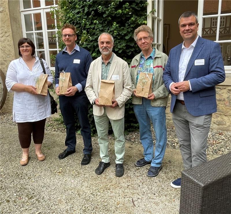 Viel Applaus und die Ehrenamtskarte erhalten Silvia Leismann, Bernd Aßmann, Günter Eickhoff und Walter Göhmann (v. li.). Foto: Kleine