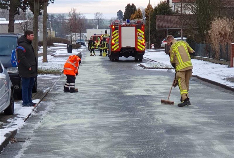 Beim Ölspur-Einsatz: Kehrmaschine verliert Hydraulik-Öl Viel Arbeit für die Feuerwehr in Rhüden: Die Einsatzkräfte fegen das Bindemittel von der Straße. Foto: Feuerwehr Rhüden