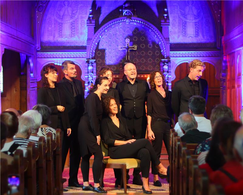 Ein A-Capella-Auftritt kann auch ohne zwei Bässe funktionieren Viel Beifall und zwei Zugaben: Opera begeistert sein Publikum in der Hahnenkleer Stabkirche.