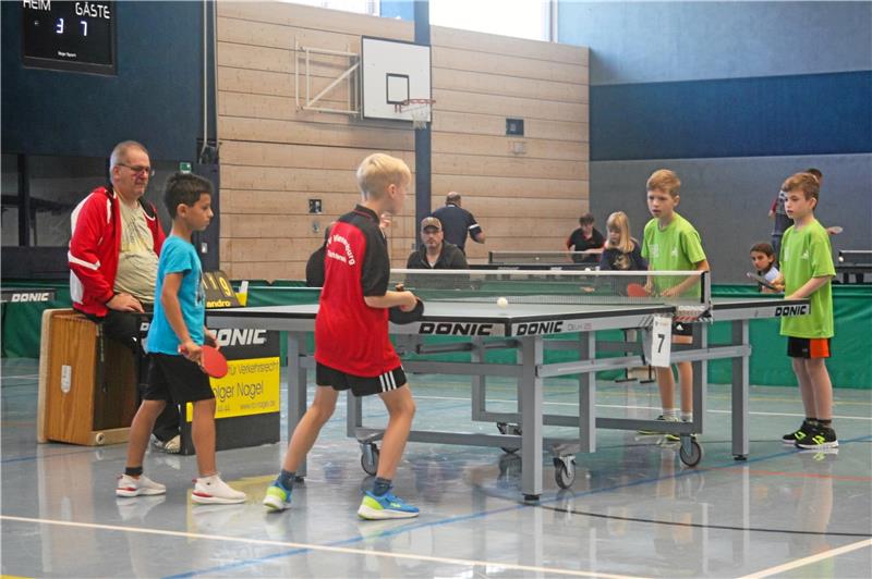 MTV Othfresen schnappt sich den Wanderpokal Viel Betrieb herrscht bei den Tischtennis-Kreismeisterschaften, die über drei Tage in der Helmut-Sander-Halle in Oker ausgetragen werden. Ein Duo nimmt sogar an jeweils fünf Konkurrenzen teil. Foto: Gietemann