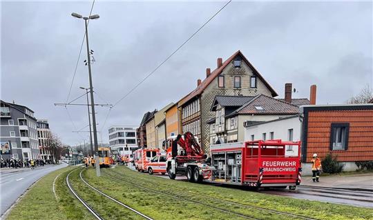 Viel Blaulicht: Wie die Feuerwehr mitteilt, befanden sich der Rüstzug der Berufsfeuerwehr, die Notfallseelsorge (Psychosoziale Notfallversorgung), der Rettungsdienst mit acht Rettungswagen, drei Notarzteinsatzfahrzeugen und dem Rettungshubschrauber Christoph 30 sowie die Polizei und die Braunschweiger Verkehrs-GmbH im Einsatz. Foto: Berufsfeuerwehr Braunschweig