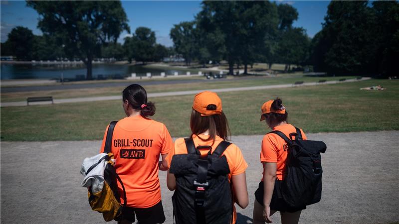 Sommer, Sonne, Sauberkeit: Unterwegs mit Grill-Diplomaten Viel Fläche, viel zu tun: Die Grill-Scouts laufen einem Tag etliche Kilometer.