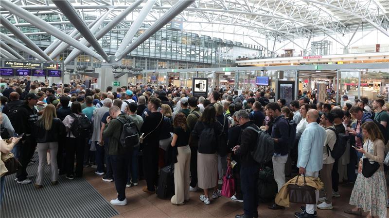 Sicherheitsbereich am Hamburger Flughafen stundenlang zu Viel Geduld brauchten die Fluggäste, die am Freitag von Hamburg aus in andere Städte und Länder fliegen wollten.