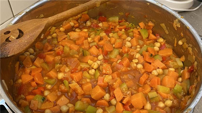 Blick in einen Suppentopf: Viel Gemüse und viele Gewürze: Das ist Harirasuppe.