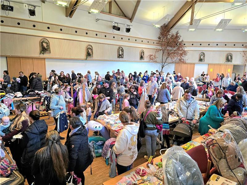 Altenauer Kinderkleider-Basar ist Publikumsmagnet Viel Getümmel um die Stände im Kurgastzentrum. Foto: Weiss
