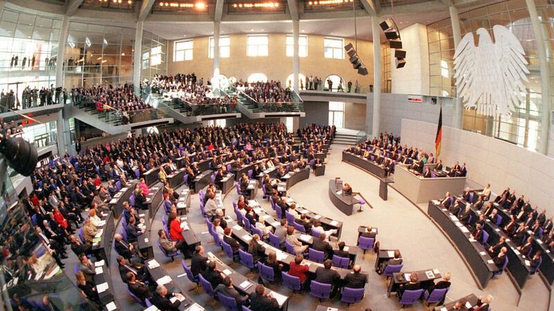 Start in der Turnhalle: Der Bundestag wird 75 Viel Glas und Transparenz: Der umgebaute Plenarsaal im Reichstagsgebäude in Berlin.