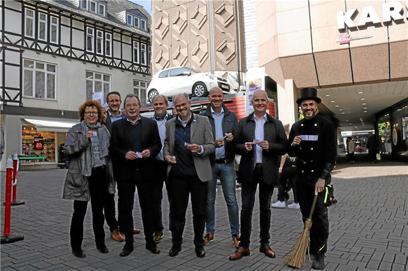 Viel Glück! Organisatoren und Politiker werben für die Stadttombola und haben schon erste Lose gekauft.  Foto: Hartmann