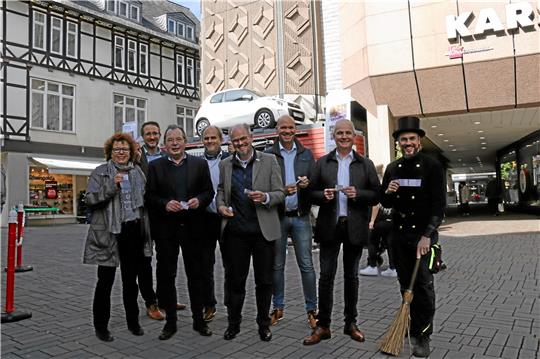 Viel Glück! Organisatoren und Politiker werben für die Stadttombola und haben schon erste Lose gekauft.  Foto: Hartmann